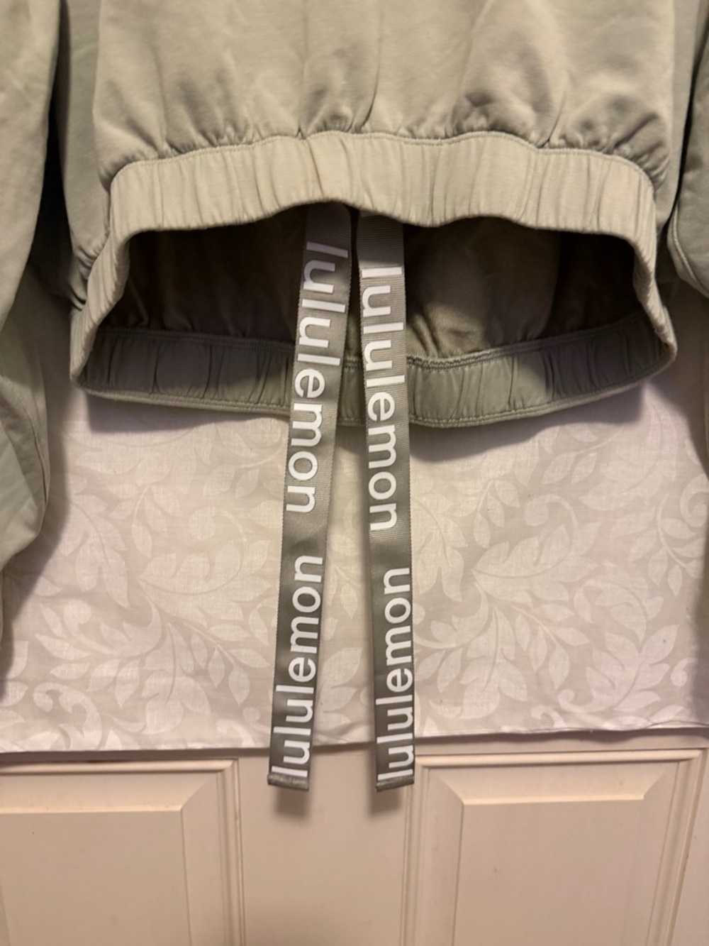 Lululemon Sage Green/Beige Cinch-Waist Crop Crew Pullover - Picture 4 of 6